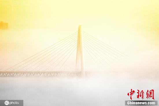 「霧の都」重慶に出現した現代の仙境、白く霞むビル群