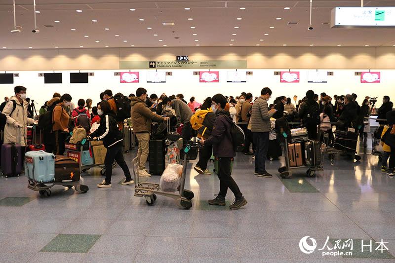 2月16日、東京羽田国際空港で、武漢に向かうチャーター便CA081便のチェックイン、手荷物預かりの手続きを行う旅客（撮影・李沐航）。