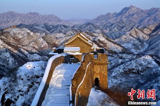 雪がやみ青空に恵まれた古長城　美しい山並み延々と　北京