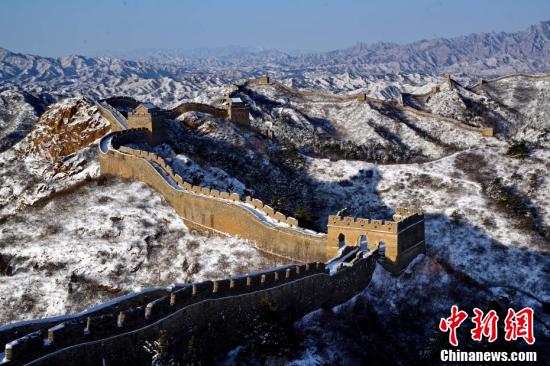 雪がやみ青空に恵まれた古長城　美しい山並み延々と　北京