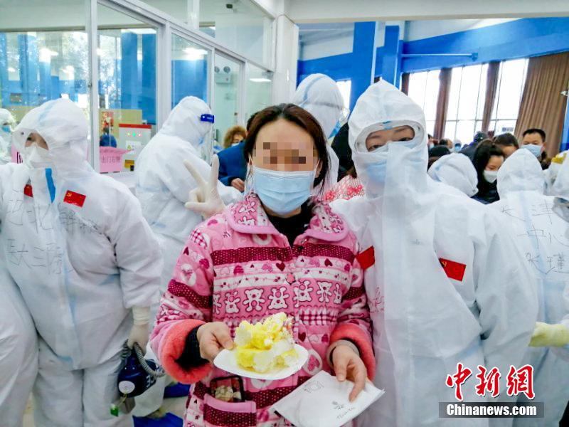 武漢の臨時医療施設で患者らが特別な誕生日パーティー