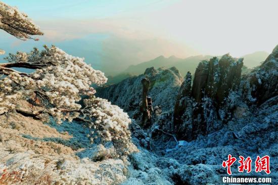雪が降った三清山の美しい風景（撮影・張和忠）。