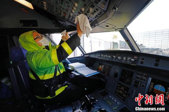 航空機のコックピットの全面的なウイルス消毒作業を行う上海東方航空のスタッフ（2月18日撮影・殷立勤）。