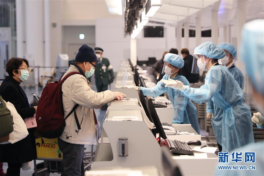 2月20日、日本・東京の羽田空港で、チェックインカウンターに荷物を預ける「ダイヤモンド・プリンセス」号の中国人乗客（写真左、撮影・杜瀟逸）。