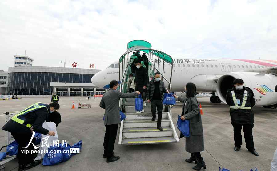 操業再開へ！台州企業34社の従業員がチャーター機で貴州から到着　浙江省