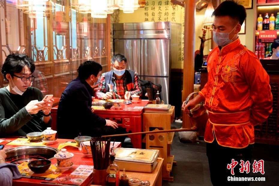 広州の飲食店が少しずつ営業再開　「抑圧された食欲」を満たす人々