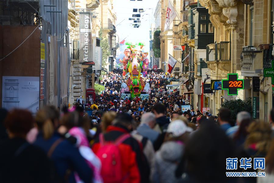 2月22日、マルタ首都バレッタで開催された「マルタカーニバル」のパレードにお目見えした「美麗中国 文心雕龍」の山車（撮影・ジョナサン・ボーグ）。