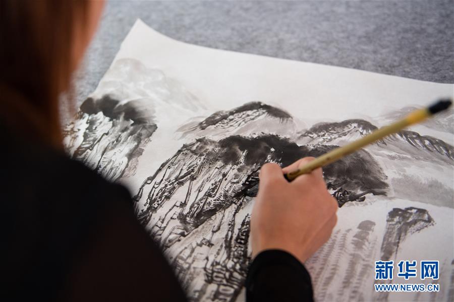 新型肺炎で農民画家も創作の場を共同アトリエから自宅へ　湖南省