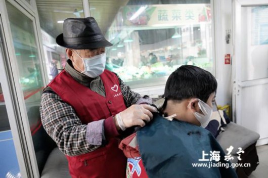 「おじいちゃんカリスマ理髪師」参上！理髪店休業でボランティア　上海市 