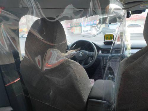 タクシー運転手が運転席をビニールシートで覆って隔離エリアを設置