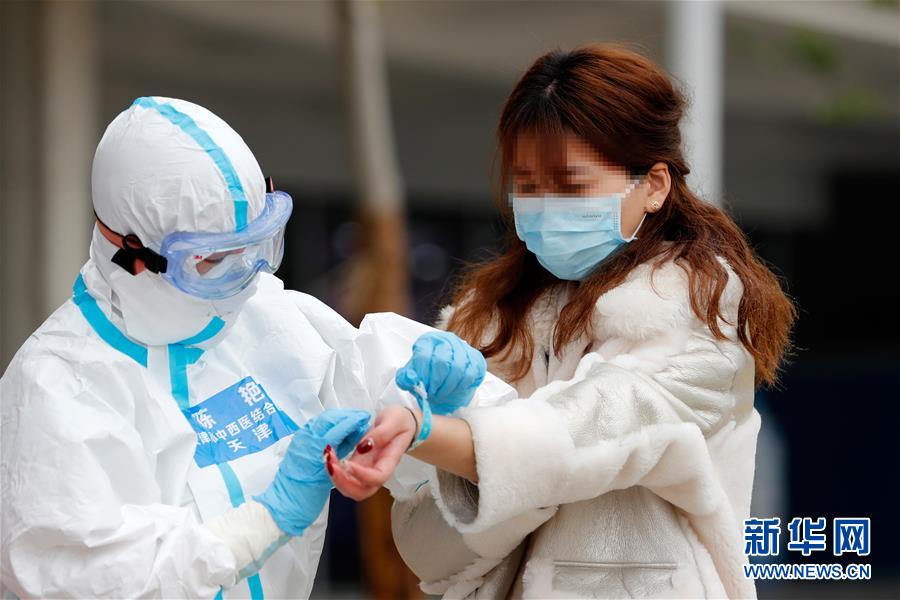 武漢初の中医学治療を行う臨時医療施設から第1陣の患者が退院　湖北省