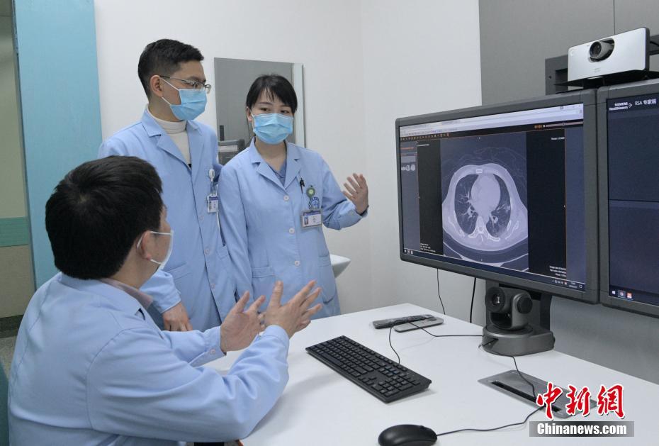 2月27日、新型コロナウイルス感染患者の肺のCT画像を見ながら所見を語る四川大学華西病院の放射線科の医師（撮影・劉忠俊）。3