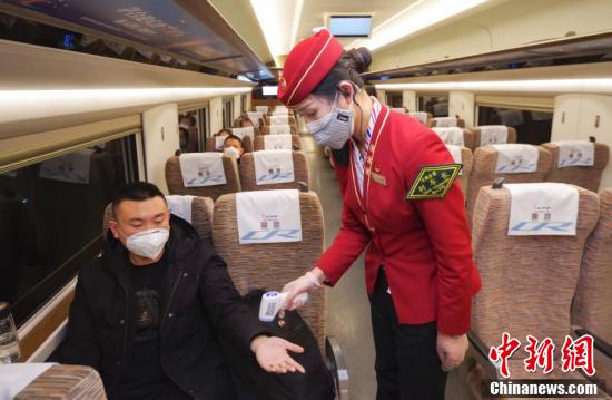 北京に到着する高速鉄道列車、体温測定と消毒を厳格に実施