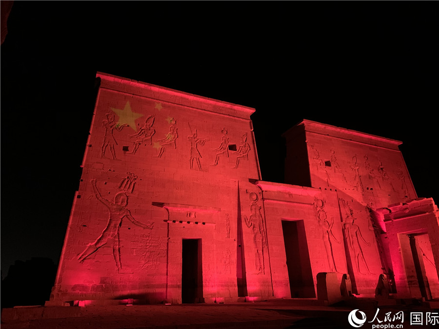 エジプトの歴史的建造物がライトアップ、五星紅旗で中国にエール 