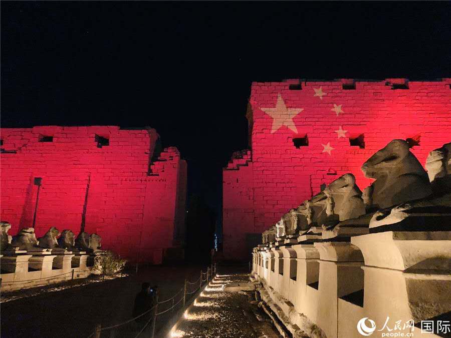 エジプトの歴史的建造物がライトアップ、五星紅旗で中国にエール 