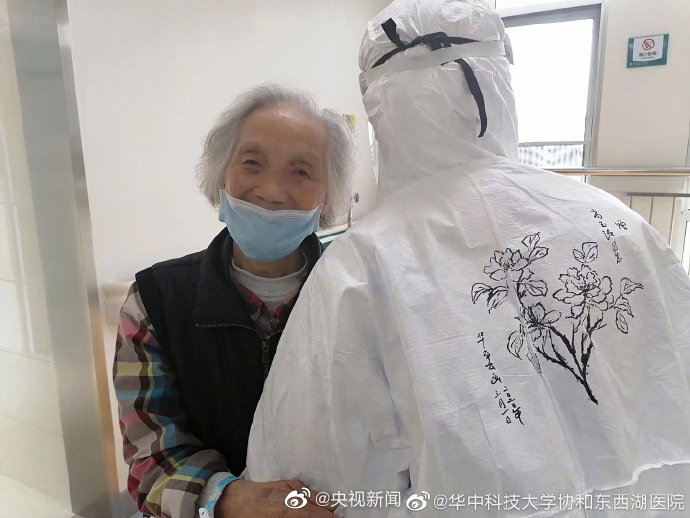 武漢の93歳女性が退院　看護師の防護服に牡丹の絵をプレゼント