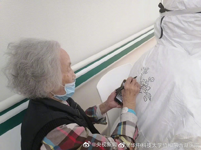武漢の93歳女性が退院　看護師の防護服に牡丹の絵をプレゼント