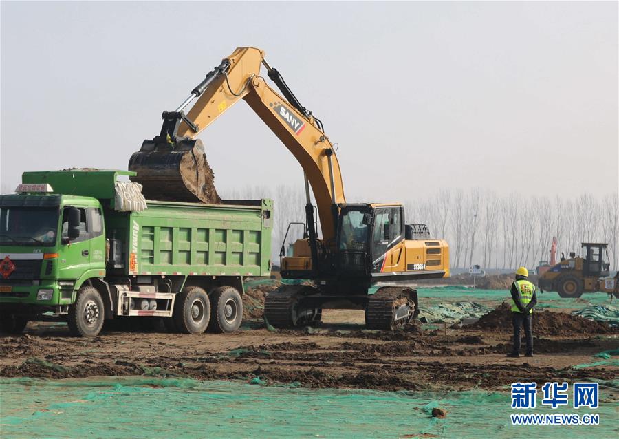 京雄高速道路河北-固安区間の工事現場で作業を進める建設機械（3月1日撮影・門叢碩）。