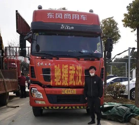 深夜運転し武漢へ6回！陝西省の若手トラック運転手、食事も睡眠もトラックで