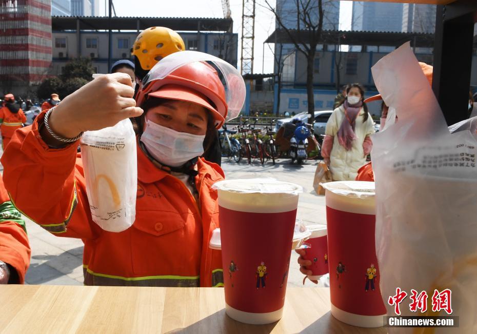 感染防止期間も働く人々に無料でフード提供する無人スタンド　浙江省杭州市