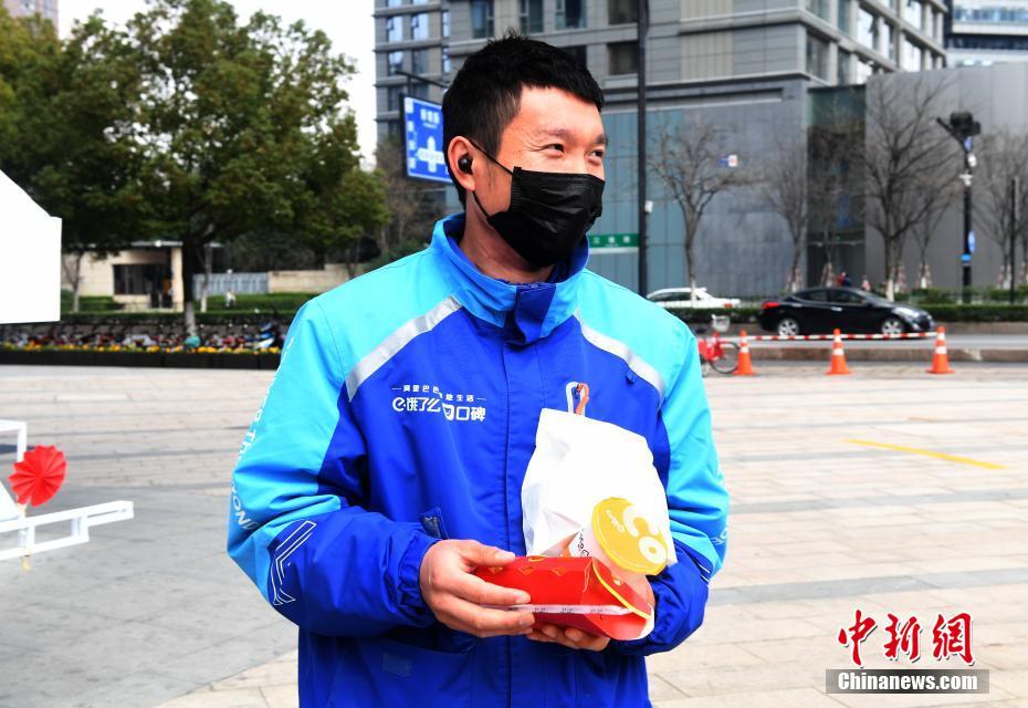 感染防止期間も働く人々に無料でフード提供する無人スタンド　浙江省杭州市