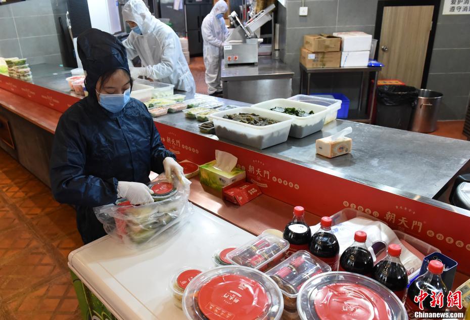 重慶の火鍋店が湖北を支援する医療従事者と家族に火鍋セットをプレゼント