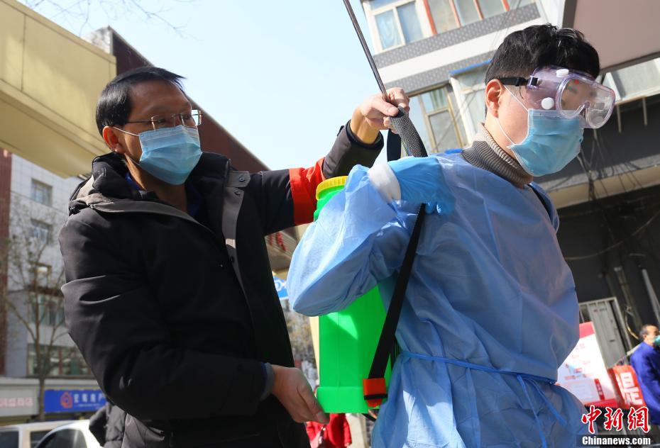 甘粛省蘭州市でコミュニティ内を消毒する男性　20キロの噴霧器背負い1日2万歩
