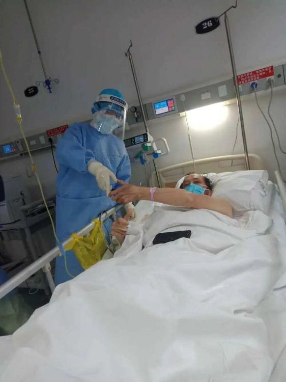 隔離病棟の入院患者と看護師が手を合わせて「ハート」　湖北省