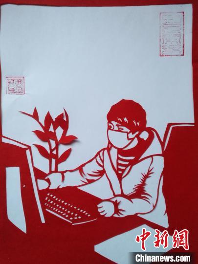 寧夏西吉の美術教員が切り紙細工で「遠隔授業」の様子を再現