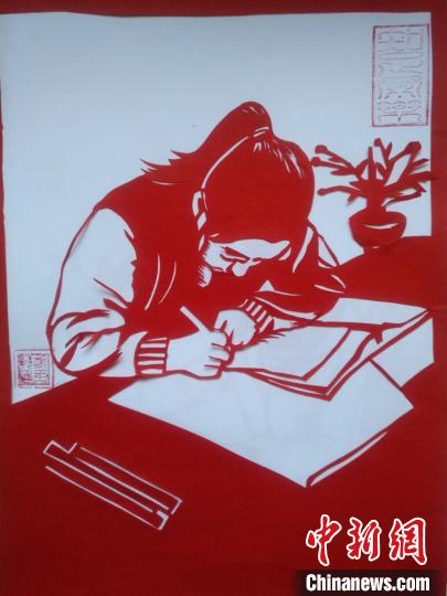 寧夏西吉の美術教員が切り紙細工で「遠隔授業」の様子を再現