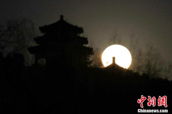 北京の夜空に輝く「スーパームーン」 