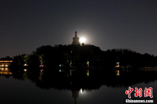 北京の夜空に輝く「スーパームーン」 