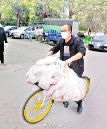 豚肉約50キロを満載し自転車で運ぶ管理会社の男性　湖北省武漢