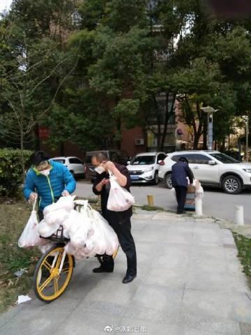豚肉約50キロを満載し自転車で運ぶ管理会社の男性　湖北省武漢