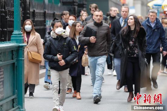 現地時間3月12日、マスクを着用してニューヨーク・マンハッタンの街を歩く通行者（撮影・廖攀）。