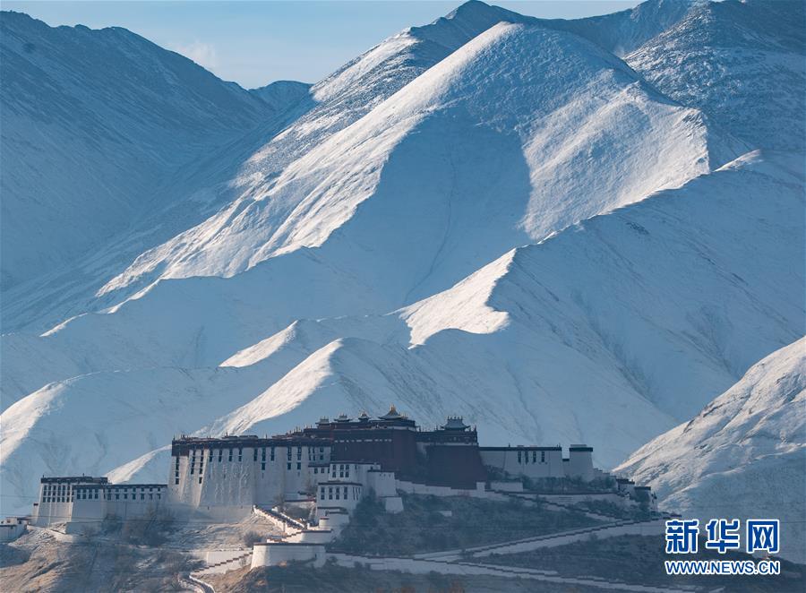 チベット自治区ラサ市に雪、ポタラ宮も雪化粧