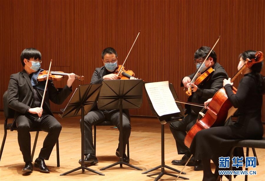 3月14日夜、上海交響楽団ホールで演奏を行う上海交響楽団の団員（撮影・任瓏）。