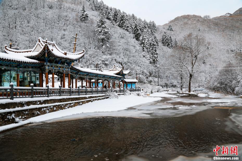甘粛省の興隆山が雪化粧　麓の川には雪解け水　