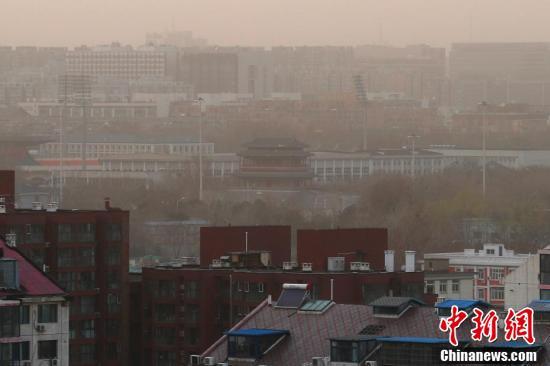 北京で強風と黄砂舞う天気に