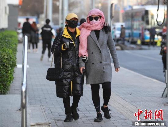 北京で強風と黄砂舞う天気に