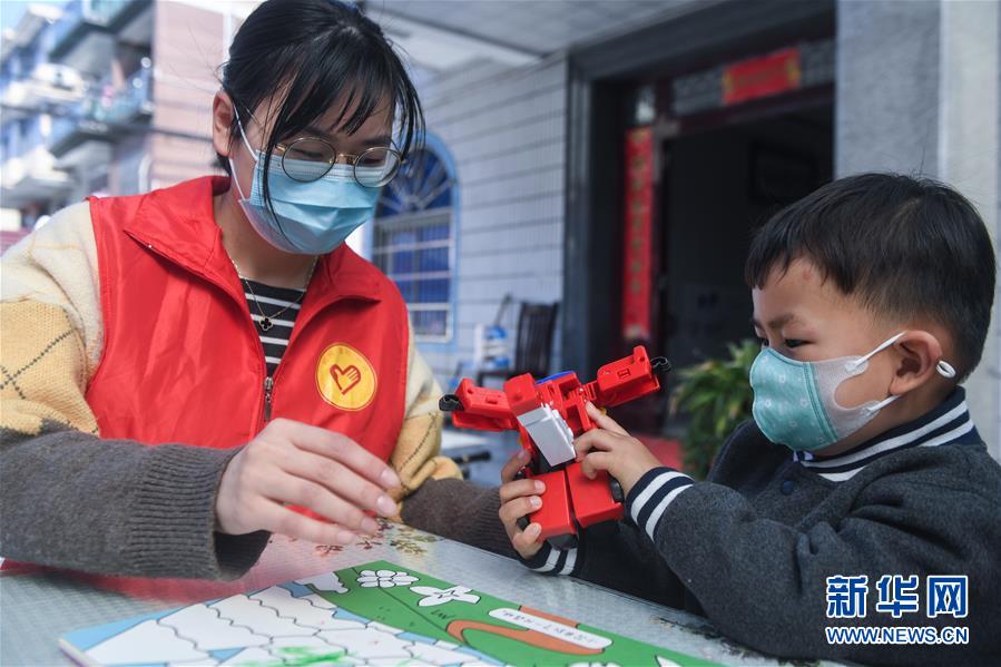 浙江省杭州市でボランティアが医療従事者の子供に思いやり示す活動 