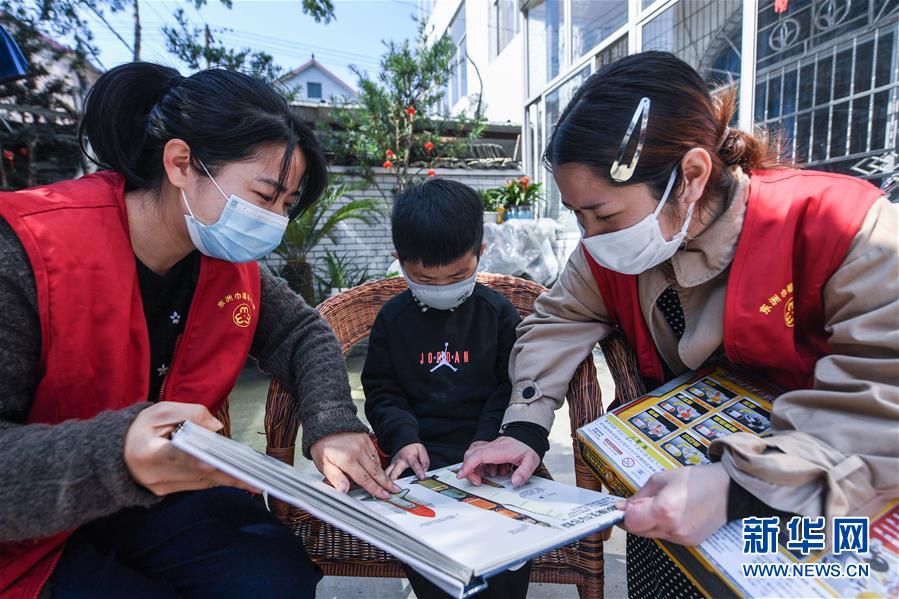 浙江省杭州市でボランティアが医療従事者の子供に思いやり示す活動 