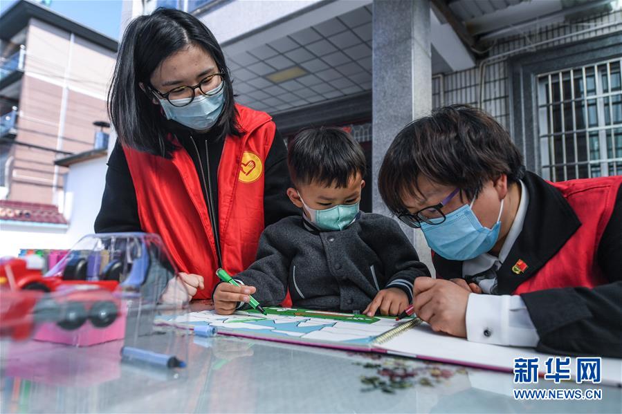 浙江省杭州市でボランティアが医療従事者の子供に思いやり示す活動 