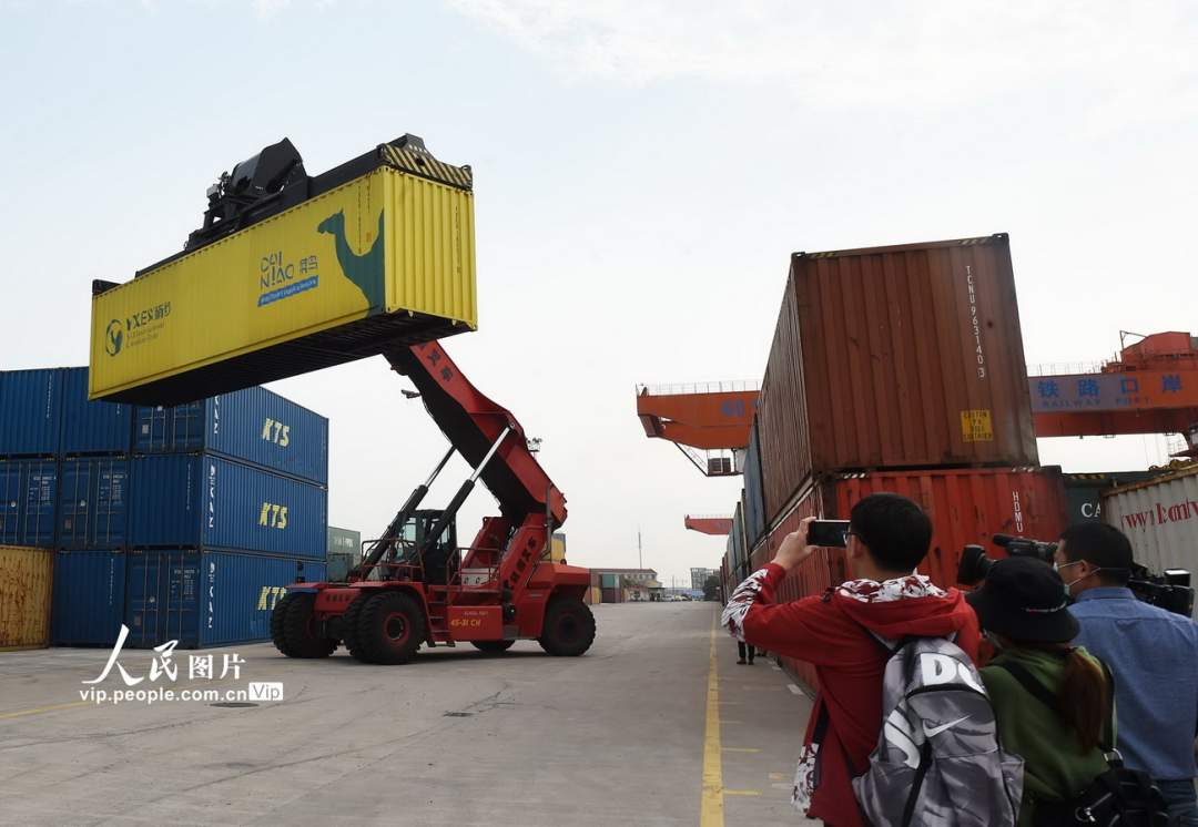 新型コロナ関連医療物資載せた貨物列車がスペインに向かって出発　中国