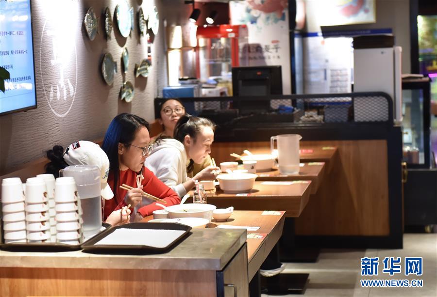 北京で一部のレストランが店内での食事提供を再開