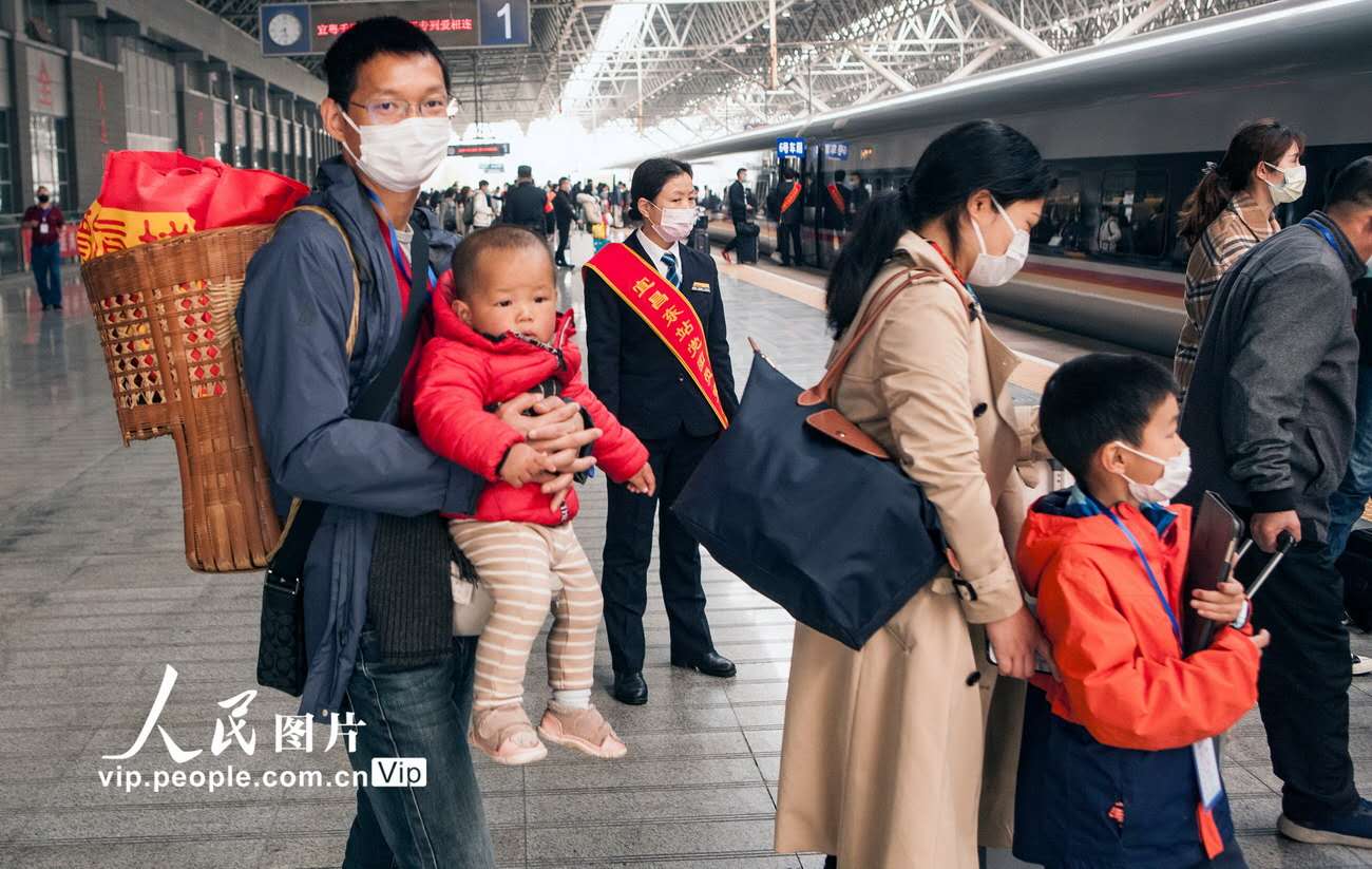 雇用先に戻る出稼ぎ労働者の専用列車、湖北宜昌から初の運行