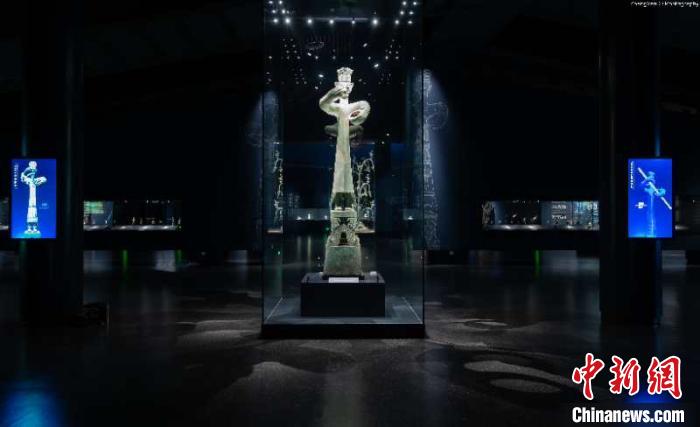 三星堆博物館に展示されている青銅大立人。（画像は三星堆博物館が提供）