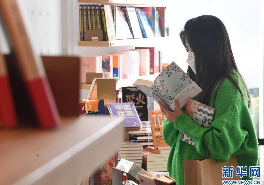 北京で書店の営業が徐々に再開　読者が早速来店