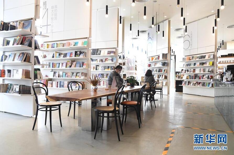 北京で書店の営業が徐々に再開　読者が早速来店