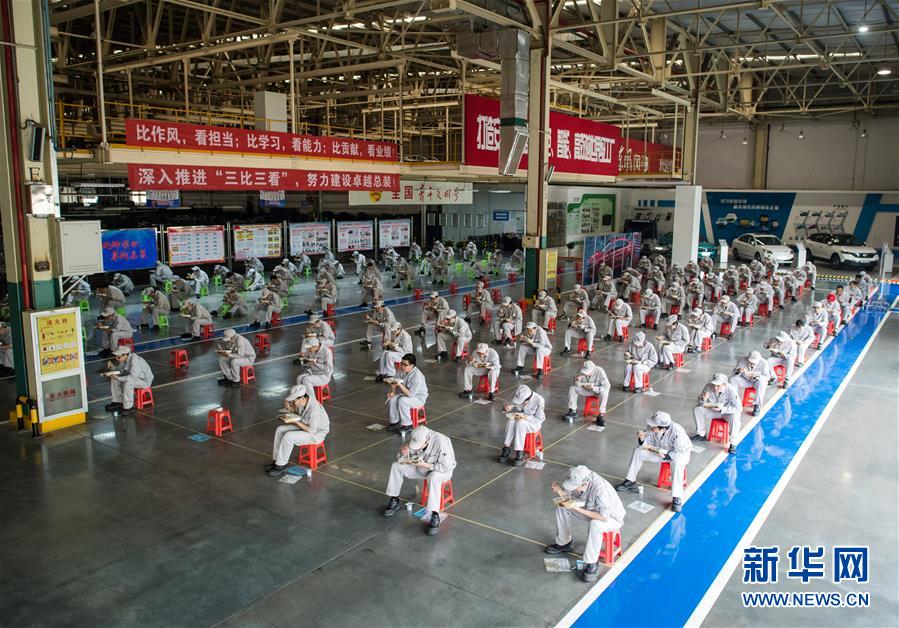3月24日、生産現場で等間隔の距離を保ち弁当を食べる工場の従業員（撮影・肖芸九）。